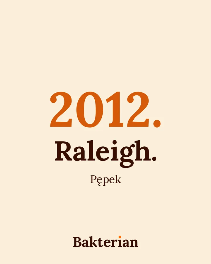 Grafika z Bakterianem. Napis: 2012. Raleigh. Pępek.