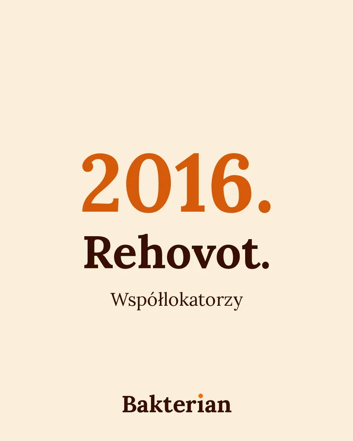 Grafika z Bakterianem. Napis: 2016. Rehovot. Współlokatorzy.